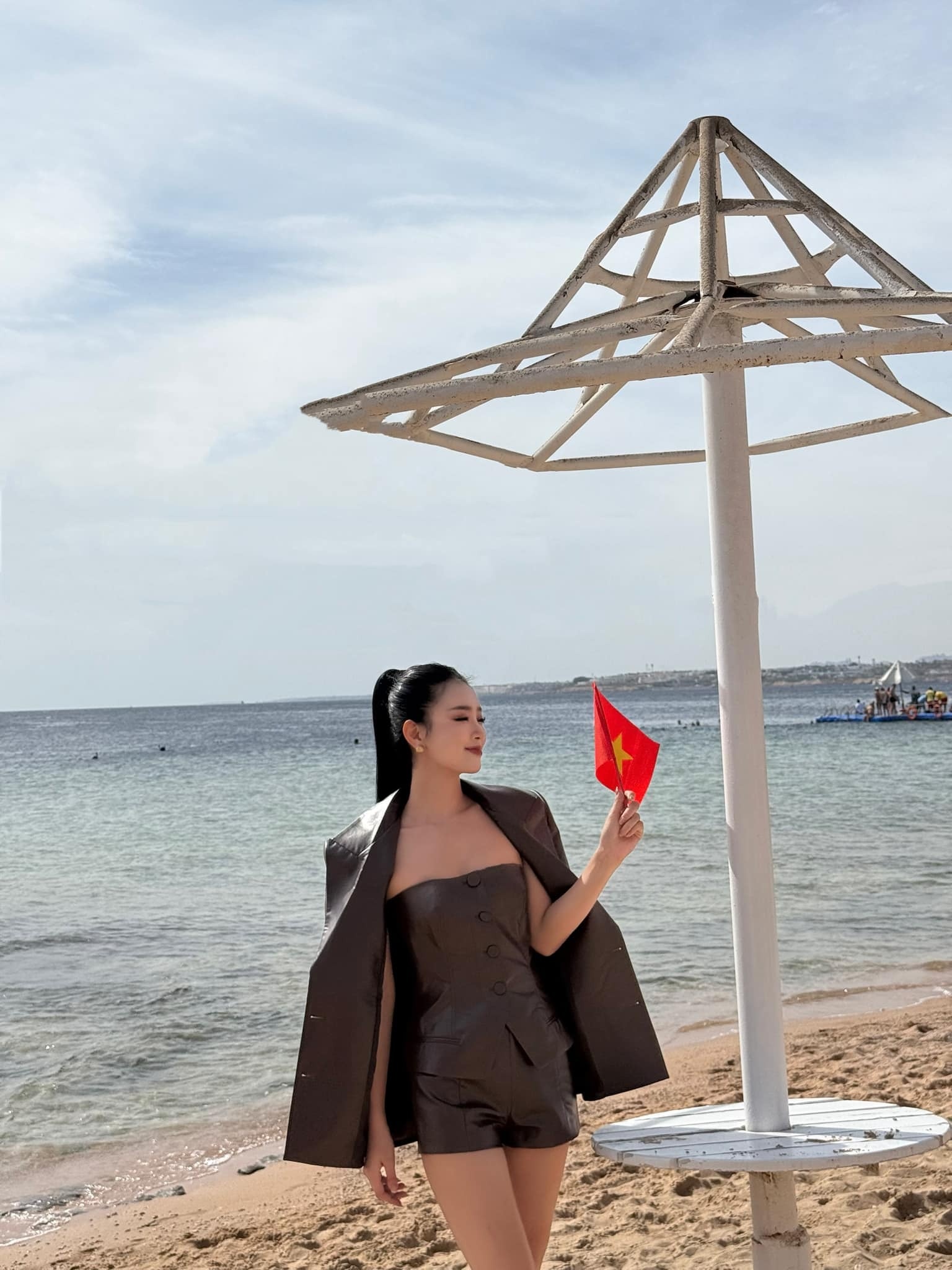 Á hậu Bùi Khánh Linh