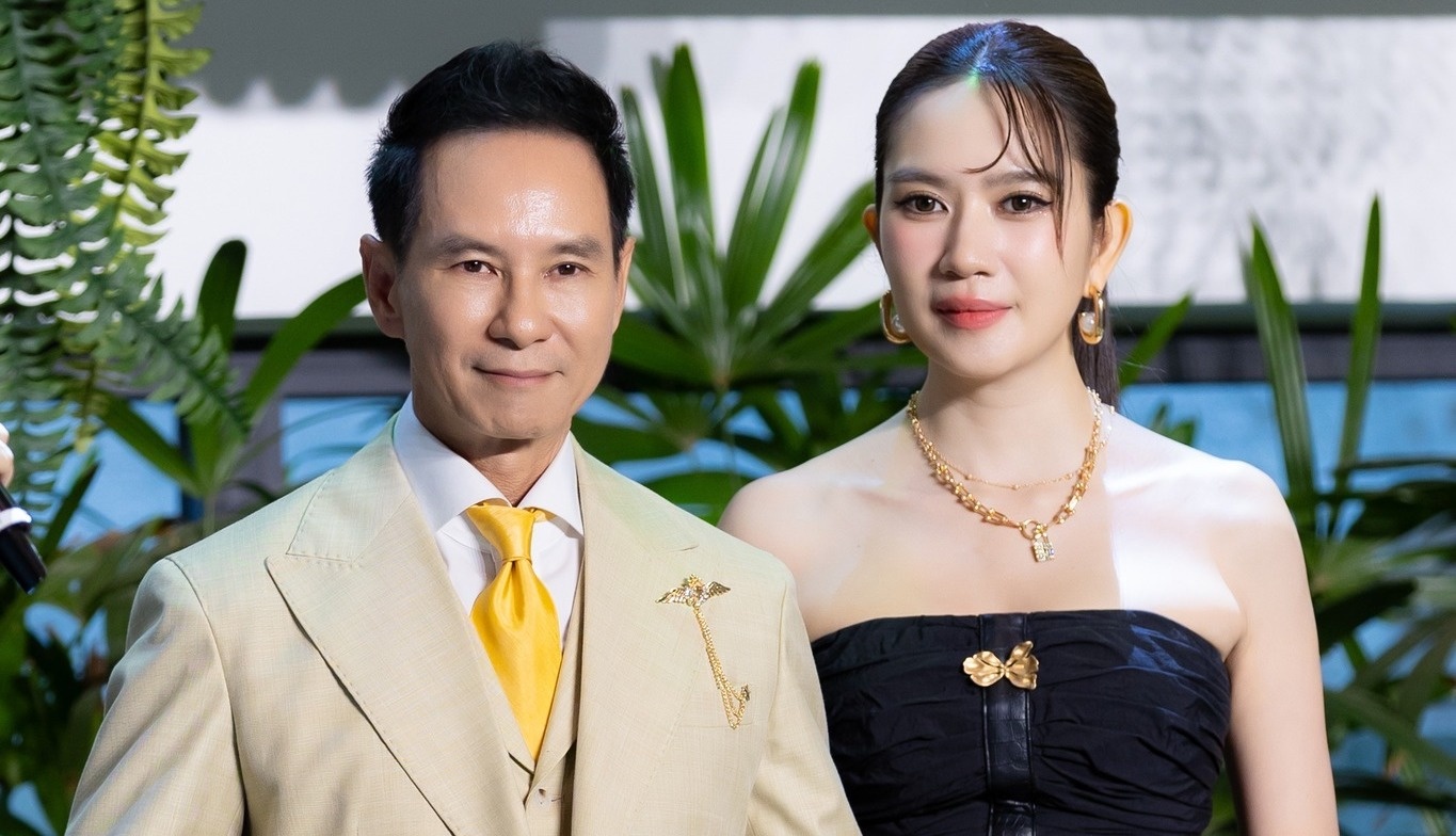 Minh Ha gay bat ngo hinh anh