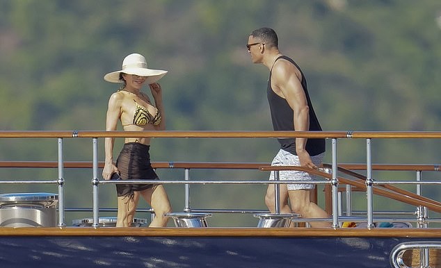 Ky nghi cua ban gai ty phu Jeff Bezos va dan sao hinh anh