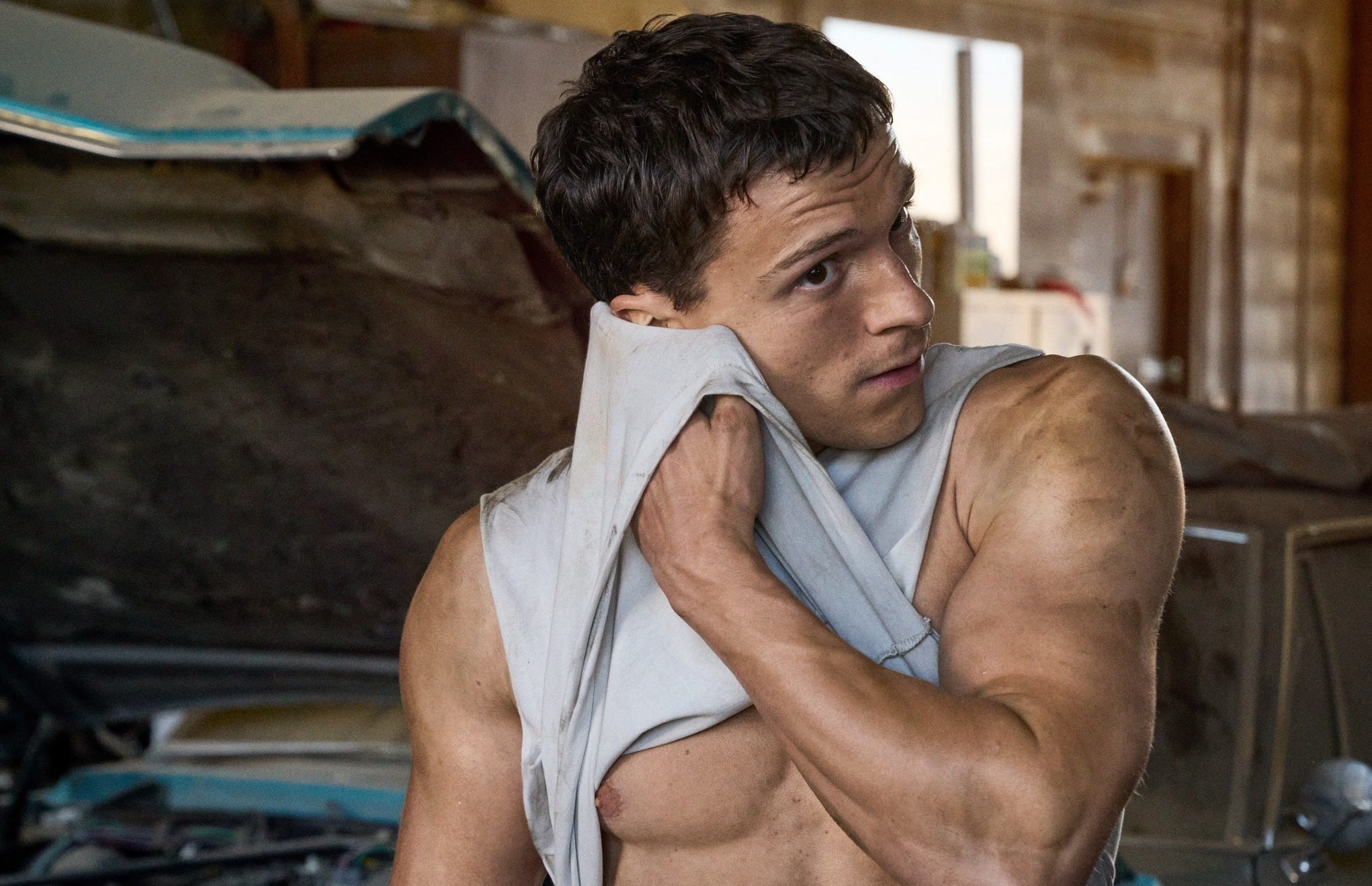 Than hinh co bap cua 'Nguoi Nhen' Tom Holland hinh anh