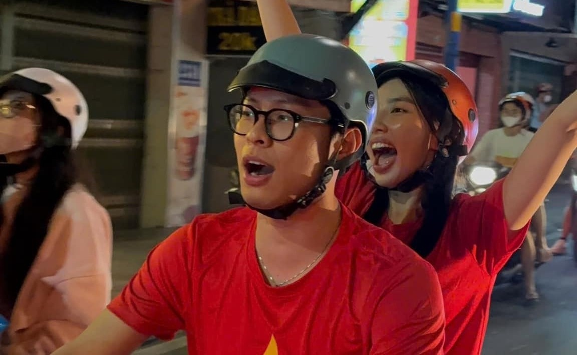 Thuy Tien, Quyen Linh xuong duong mung tuyen Viet Nam vo dich hinh anh