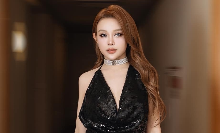 Huyen Baby mat diem vi vay xe sau hinh anh