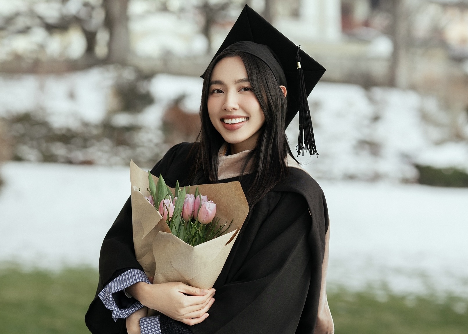 Thuy Tien nhan bang thac si hinh anh