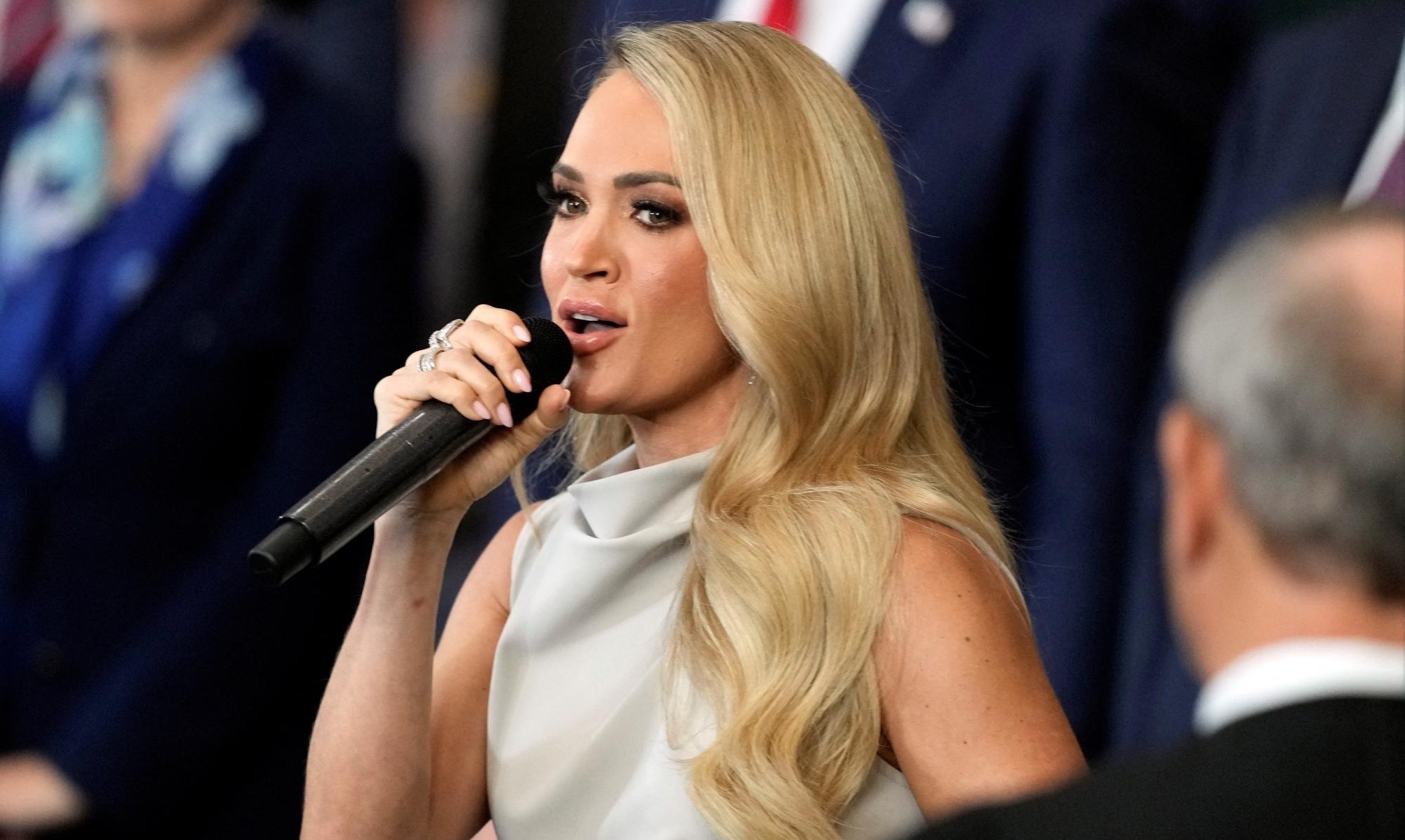 Ngoi sao gap su co khi hat o le nham chuc cua ong Trump hinh anh