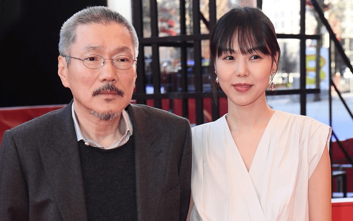 Hong Sang Soo quay lung voi vo con sau vu ngoai tinh hinh anh