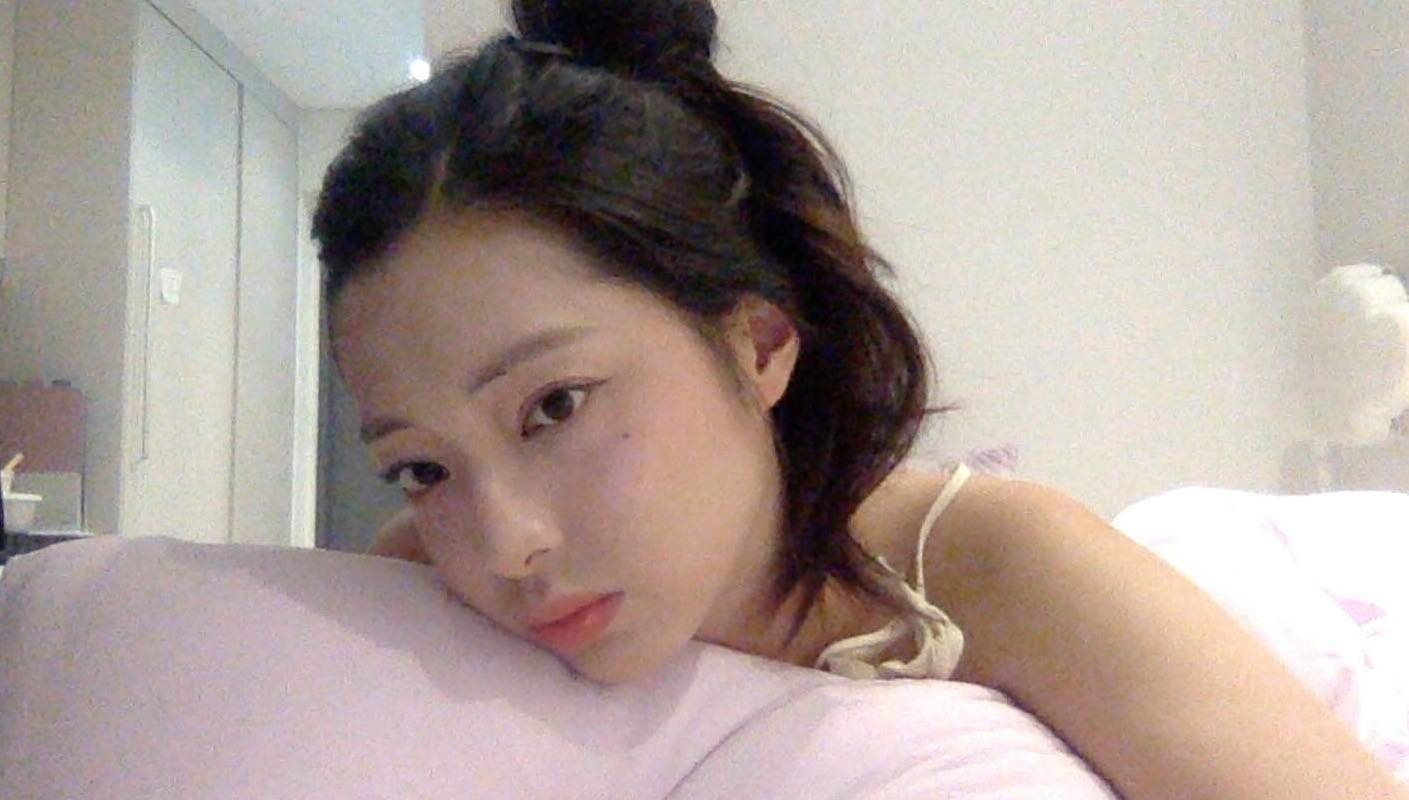 Co gai gay chu y o Dia nguc doc than 4 hinh anh