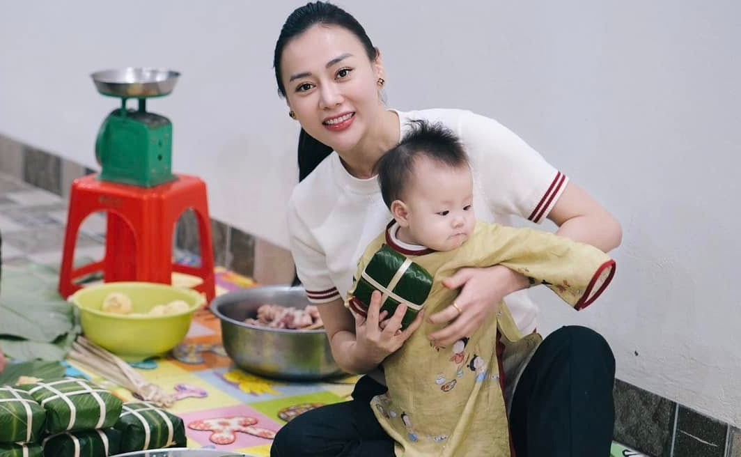 Phuong Oanh, Vu Thu Phuong goi banh chung ngay giap Tet hinh anh