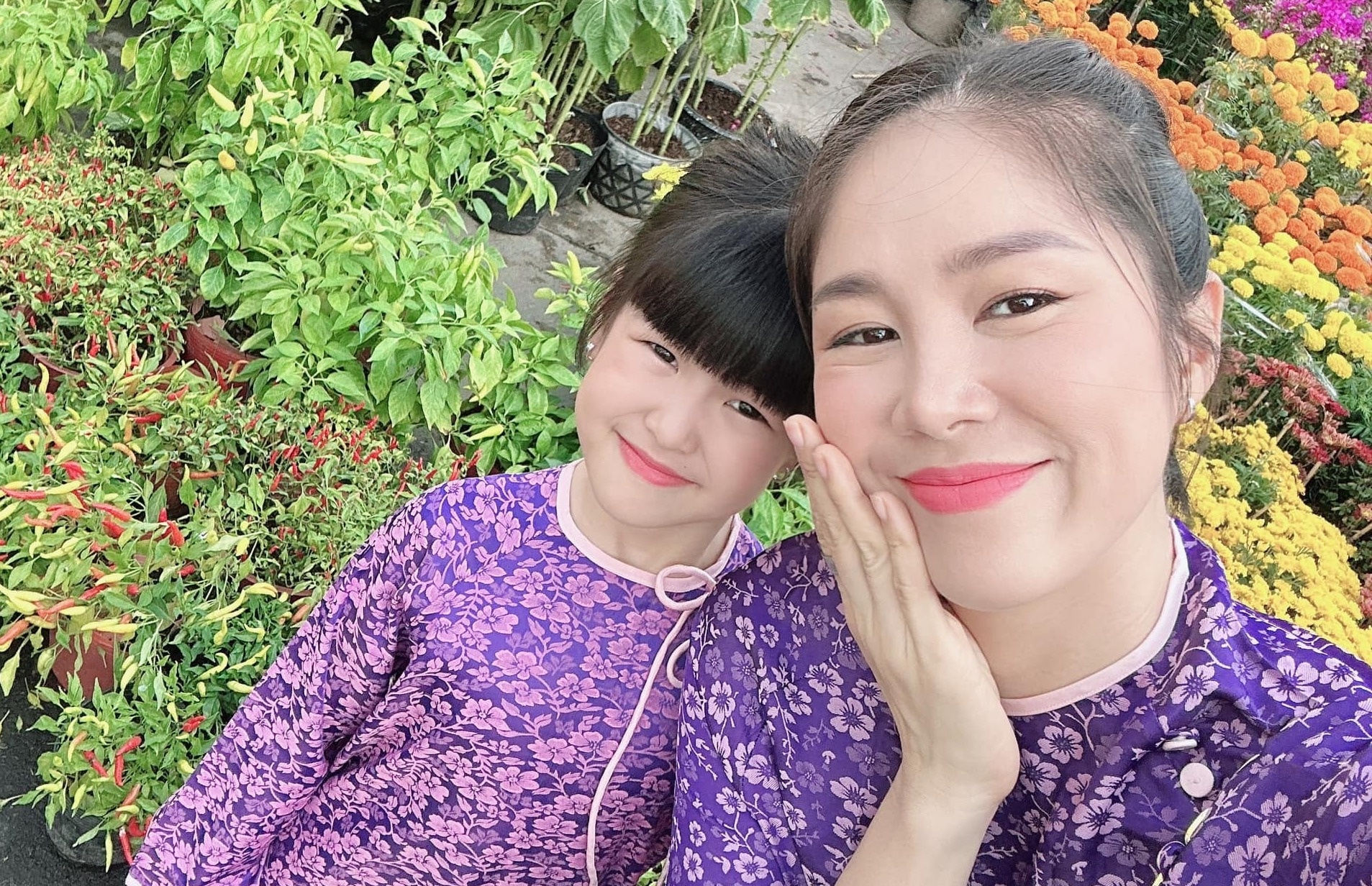 Sao Viet di cho hoa, chup anh ao dai ngay 28 Tet hinh anh