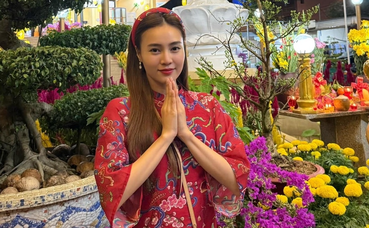 Ngay dau nam cua Lan Ngoc va dan sao Viet hinh anh