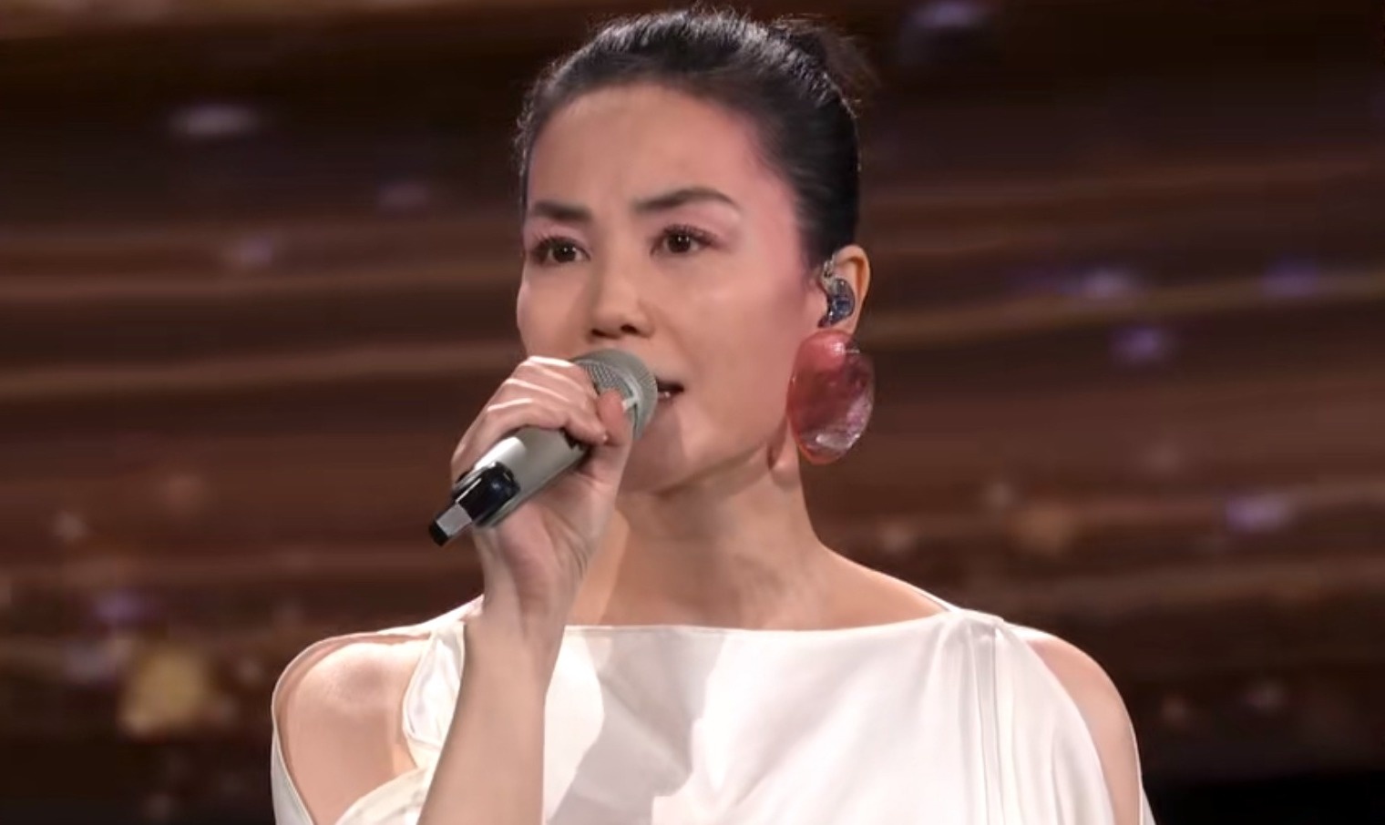 Vuong Phi bi khan gia phan ung hinh anh