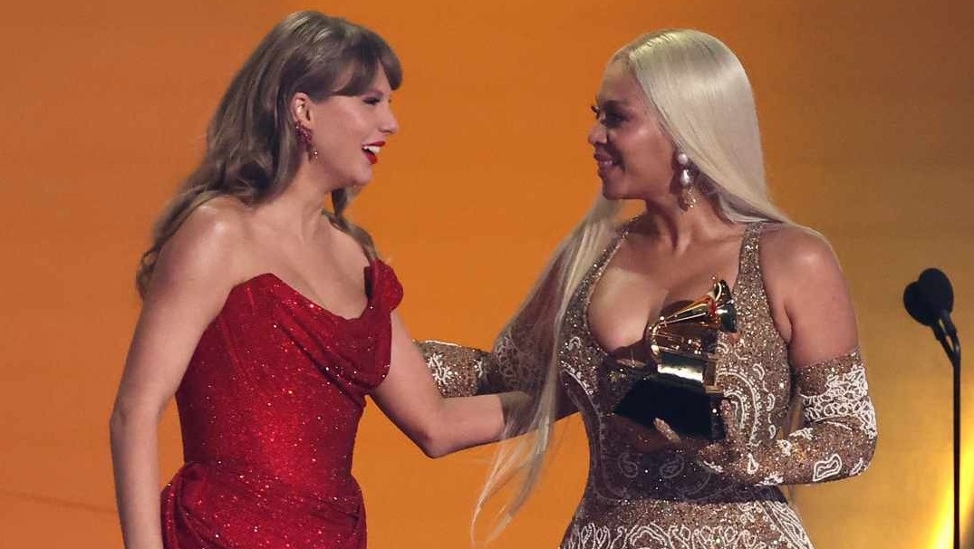 Taylor Swift trang tay o Grammy 2025 hinh anh