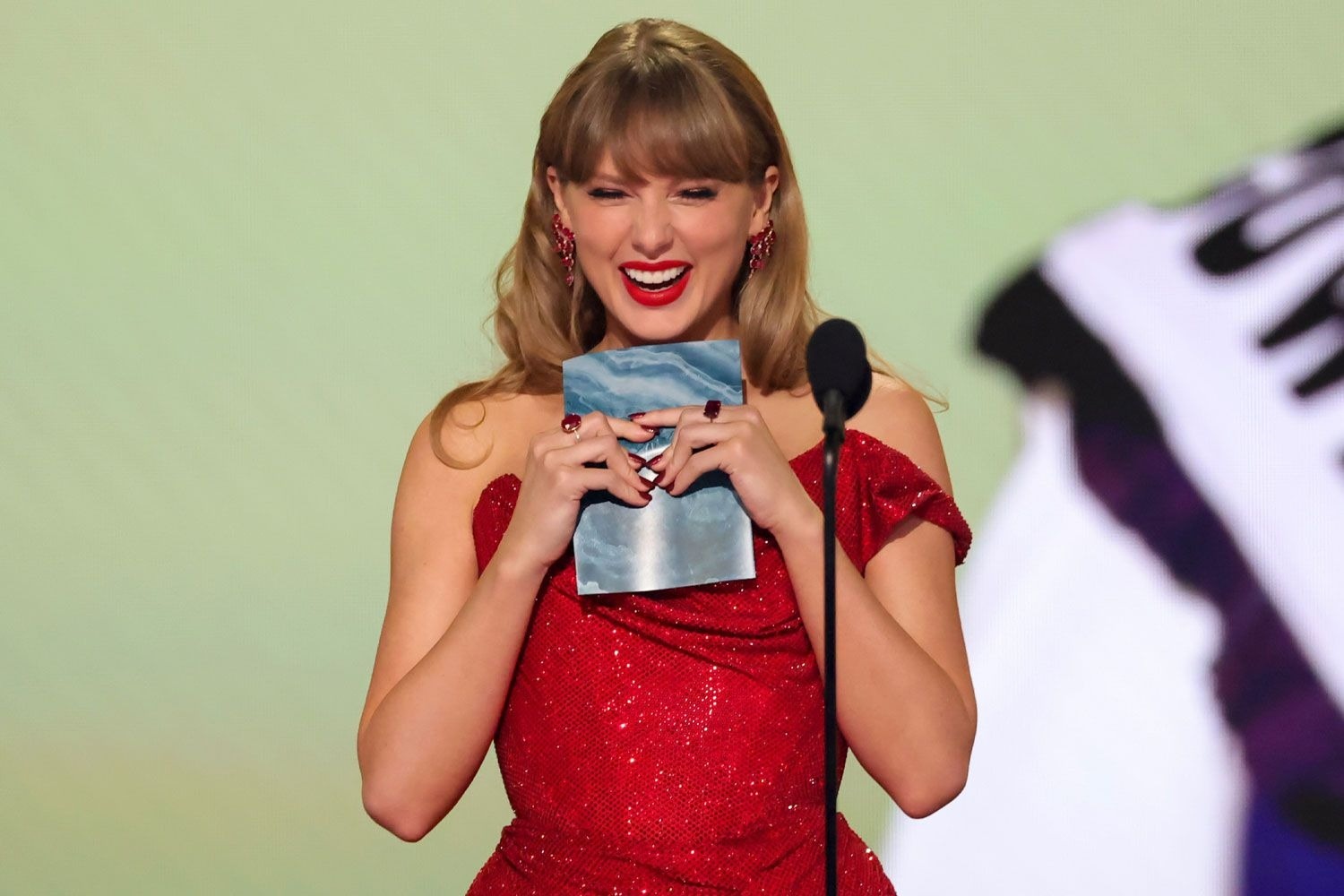 taylor_swift_grammys_020225_4178.jpg