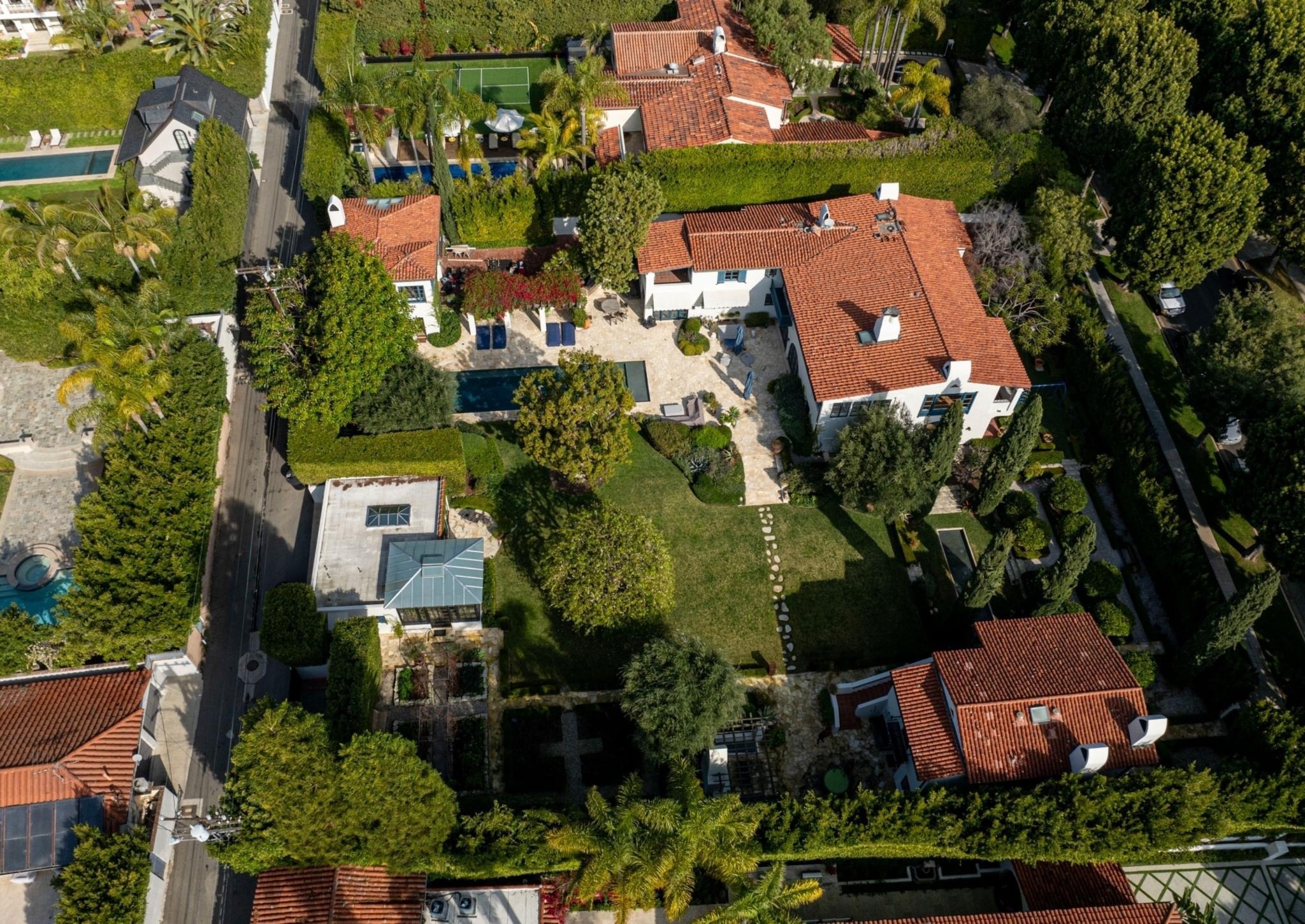 Selena Gomez mua biet thu anh 1