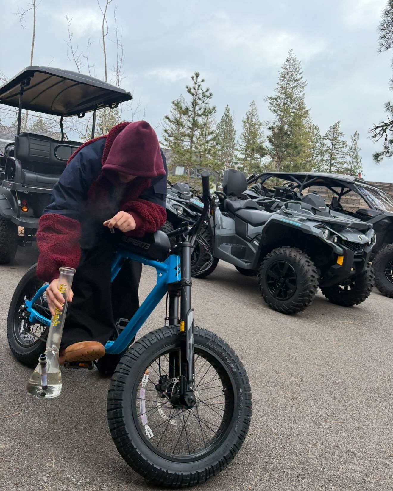 justin_bieber_smokes_bong_new_99.jpg