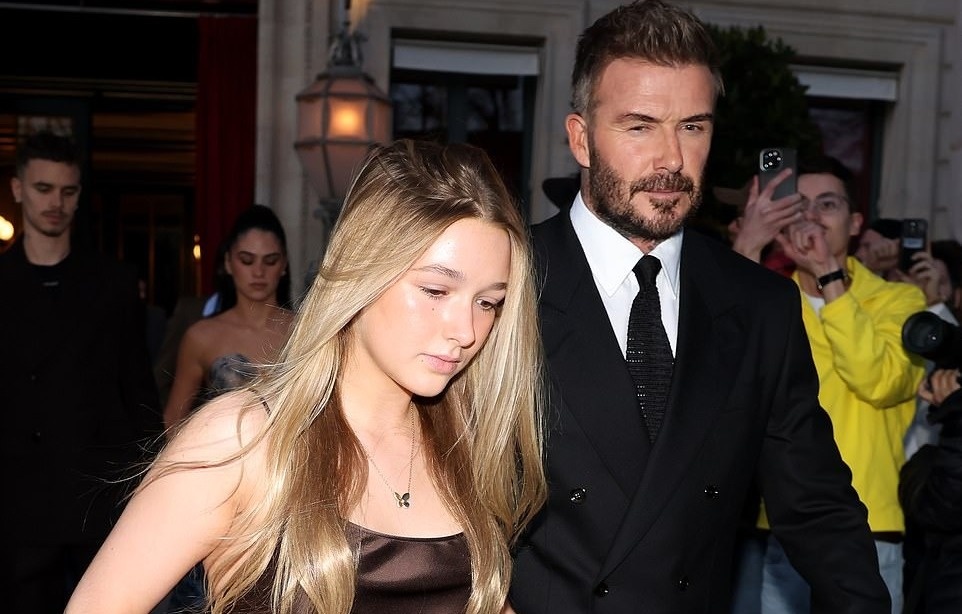 Harper Beckham gay chu y trong show cua me hinh anh