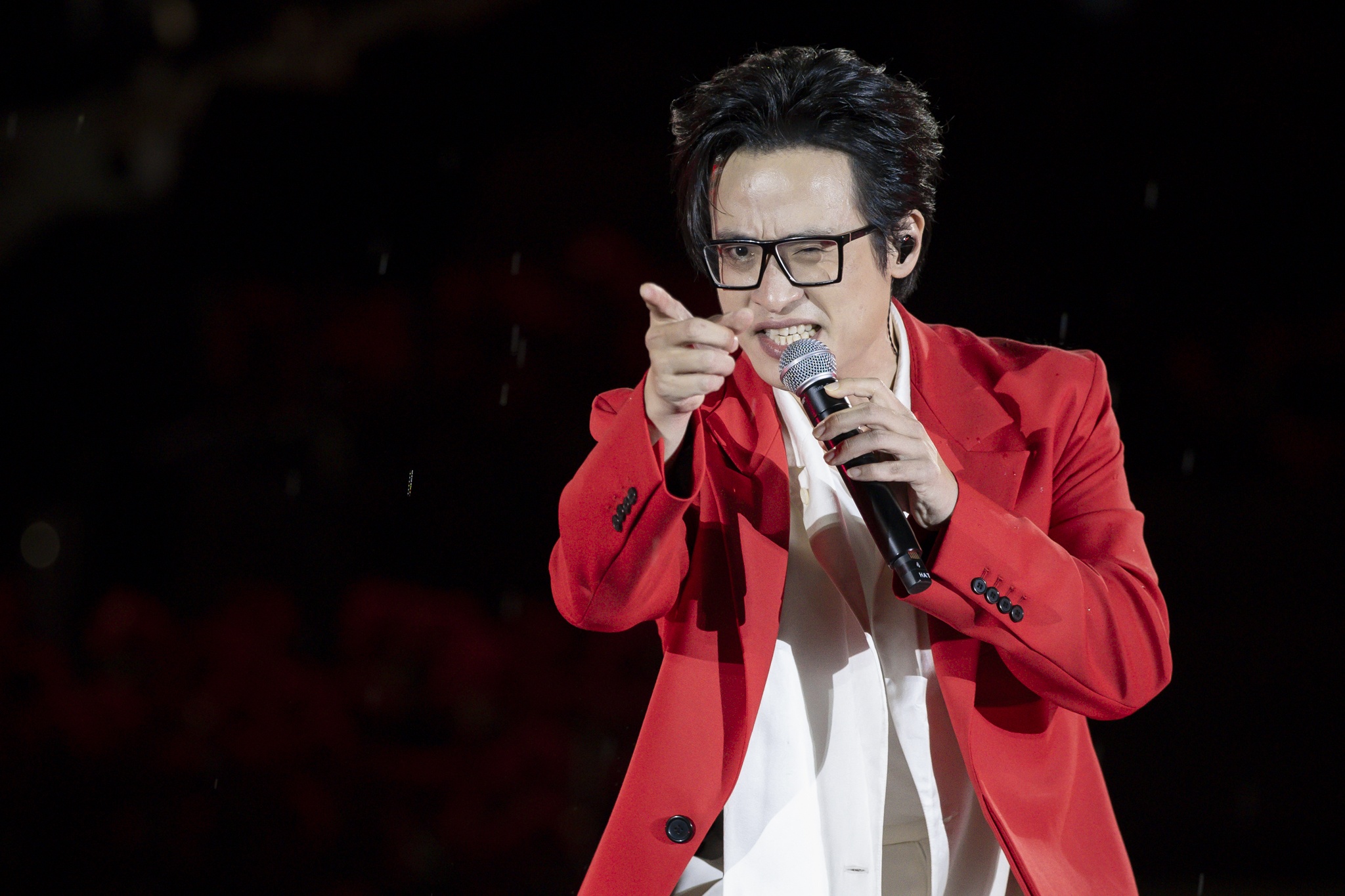 Ha Anh Tuan 'nhin an sang' mua ve xem Lam Truong hinh anh