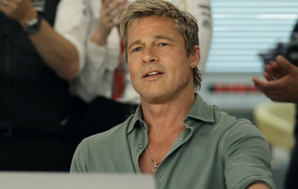 Brad Pitt khoe co bap trong 'F1' hinh anh