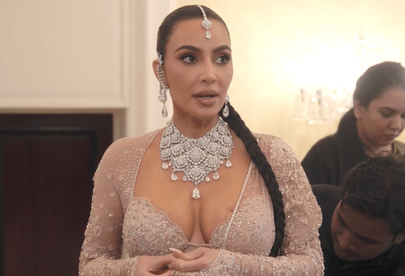 Kim Kardashian mat vien kim cuong o sieu dam cuoi An Do hinh anh