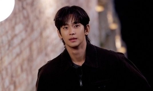 Kim Soo Hyun hoan toan im lang trong show cua G-Dragon hinh anh