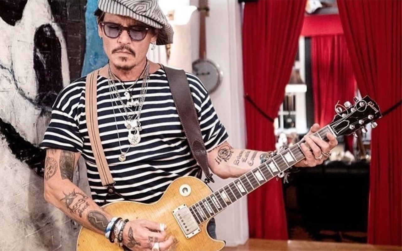 Johnny Depp khoe tac pham hoi hoa van con dang do sau 14 nam hinh anh