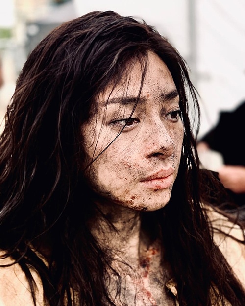 Vai dien quoc te cua Ngo Thanh Van anh 10