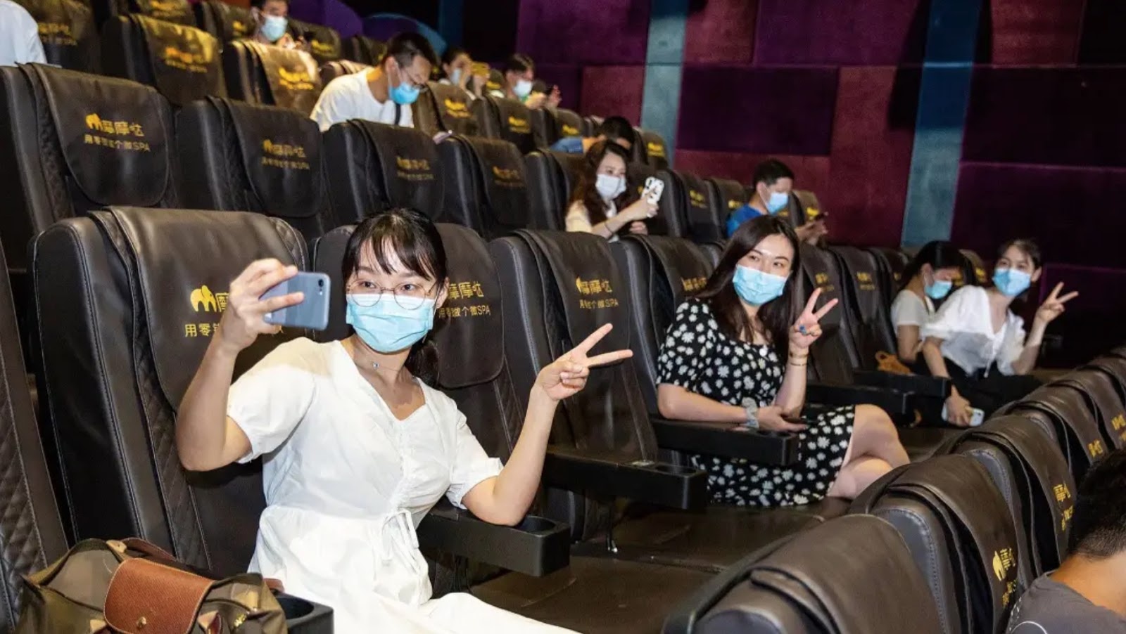 Phong ve Trung Quoc thu ve hon 3 trieu NDT ngay dau mo cua tro lai hinh anh