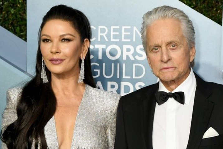 Catherine Zeta-Jones len ke hoach ky niem 20 nam ket hon hinh anh