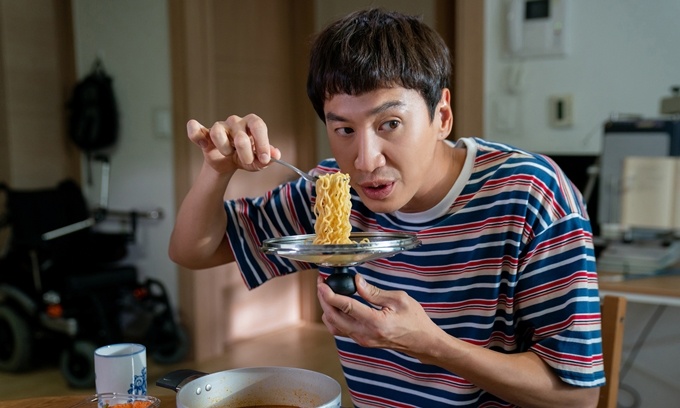 Vi sao ‘Hoang tu chau A’ Lee Kwang Soo it dong phim tinh cam? hinh anh