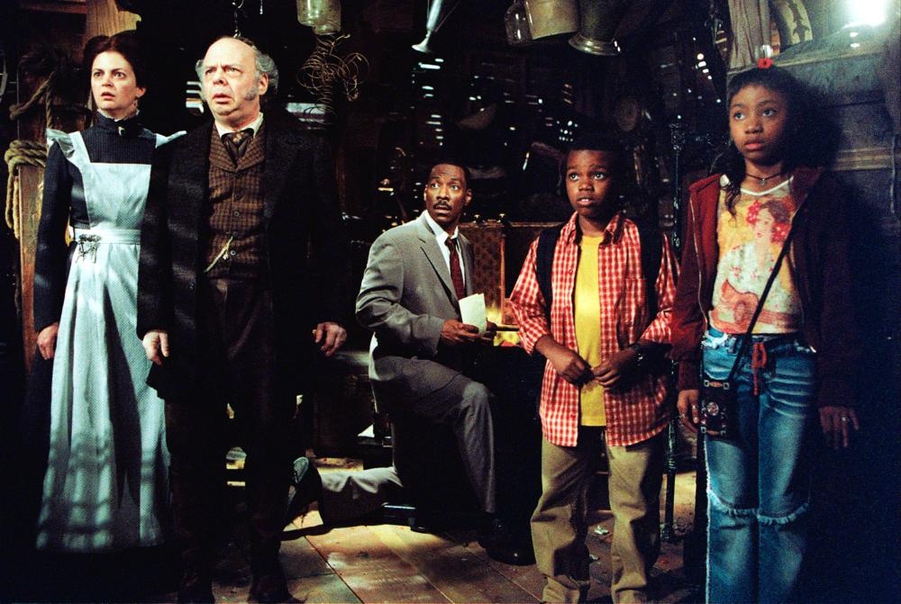 Biet thu ma trong cong vien Disney duoc lam phim anh 1