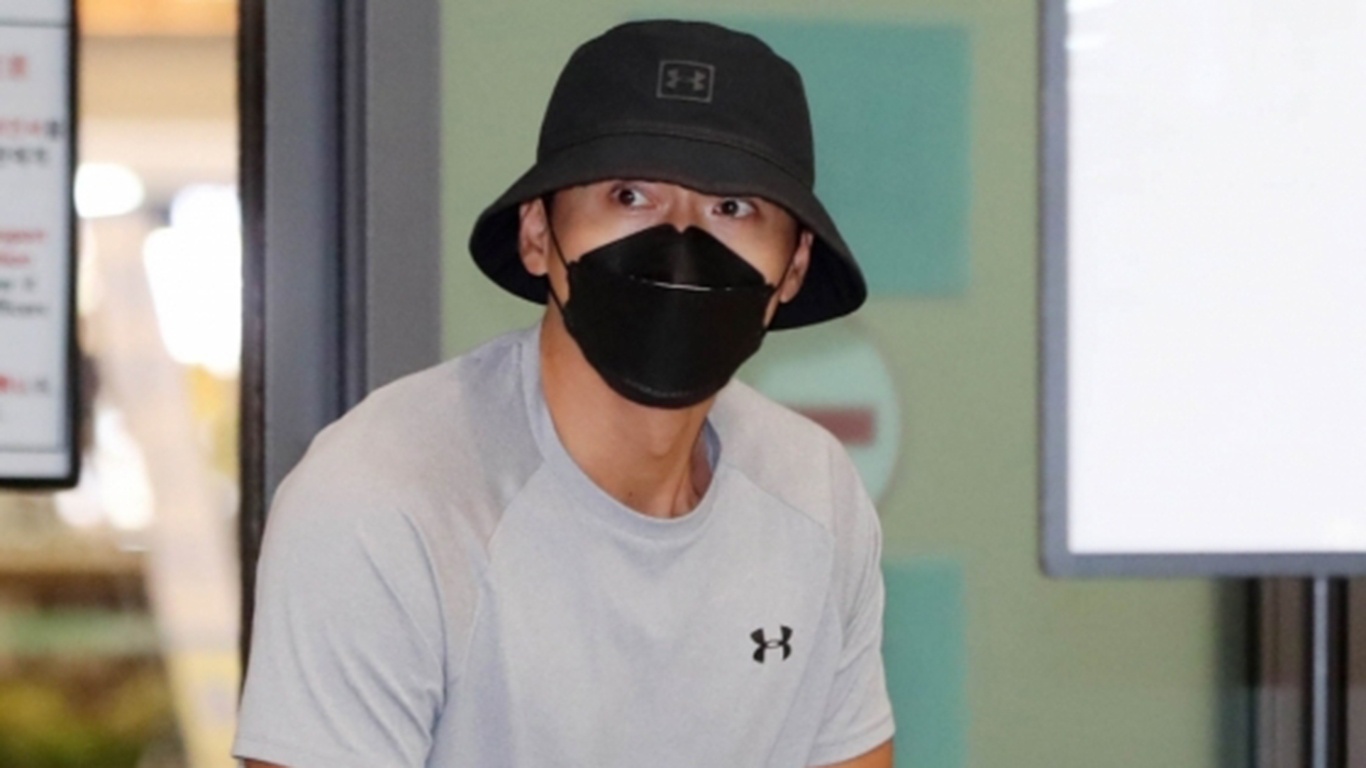 Hyun Bin tro ve Han Quoc tu Jordan hinh anh