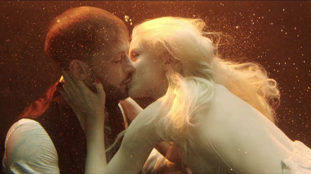 'Nang tien ca o Paris' - chuyen tinh yeu dep va buon hinh anh