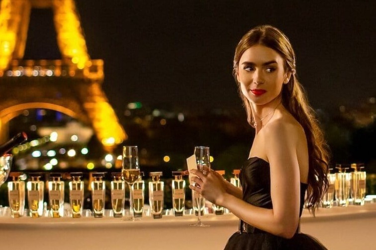 ‘Emily in Paris’ - giac mo mau hong cua moi co gai hinh anh