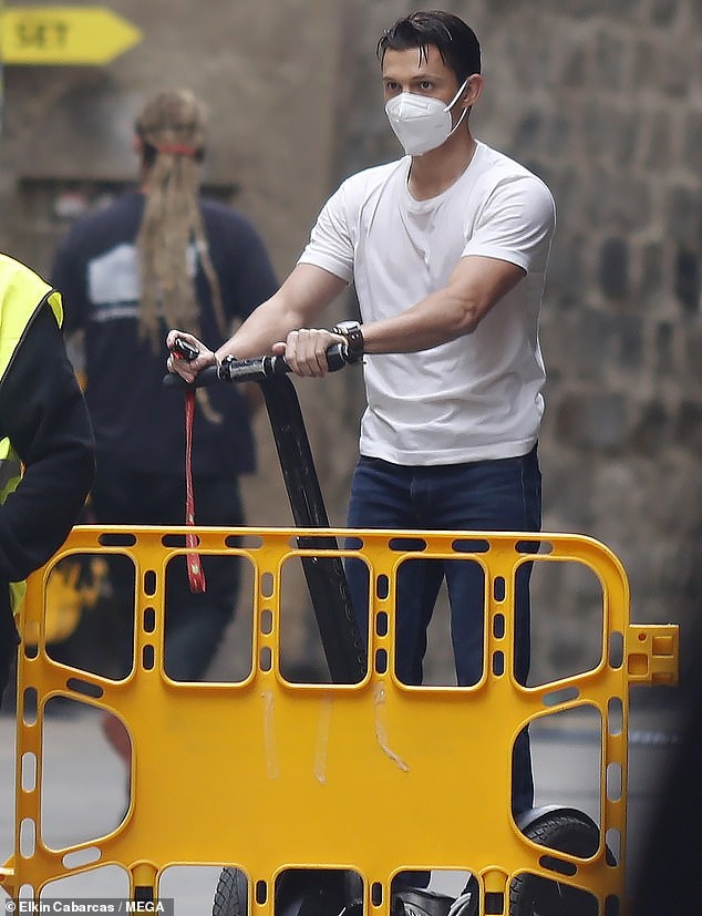 Tom Holland tren phim truong ‘Uncharted’ anh 1