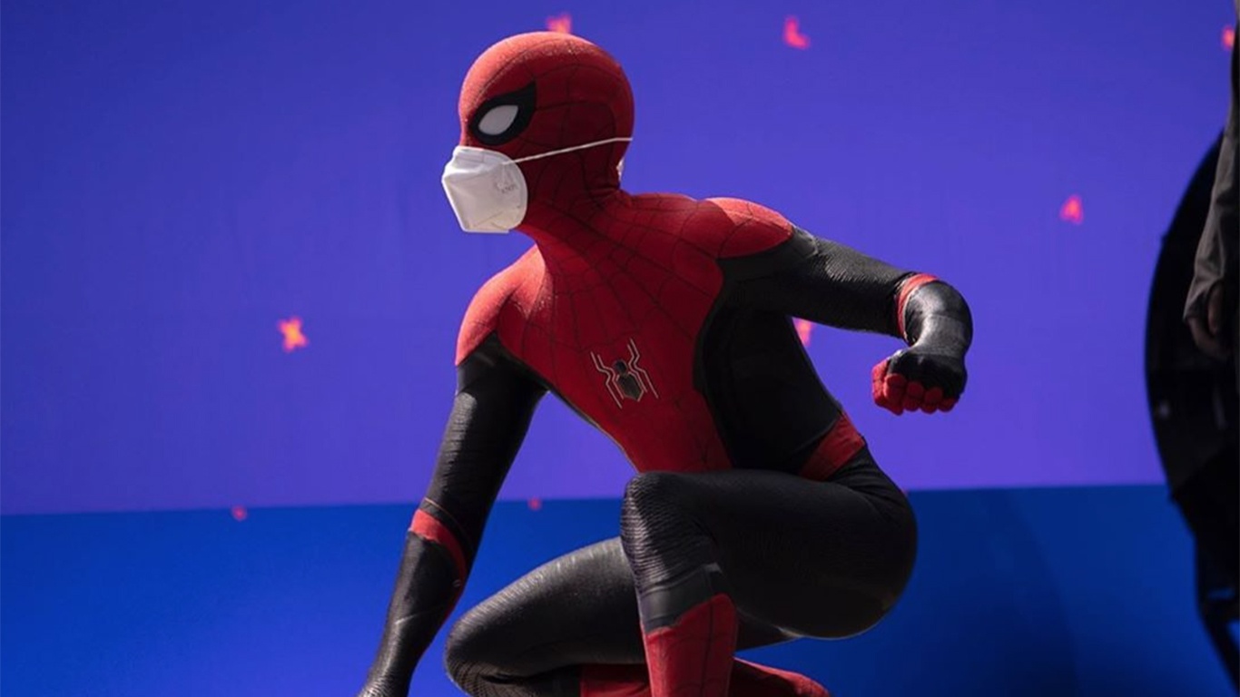 ‘Nguoi Nhen’ Tom Holland deo khau trang tao dang tren phim truong hinh anh