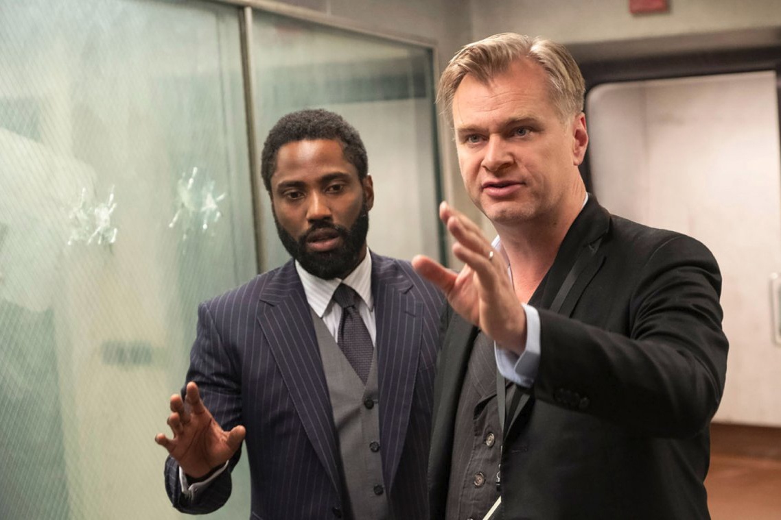 Nolan bat binh khi Warner Bros. dua cac bom tan 2021 len mang hinh anh