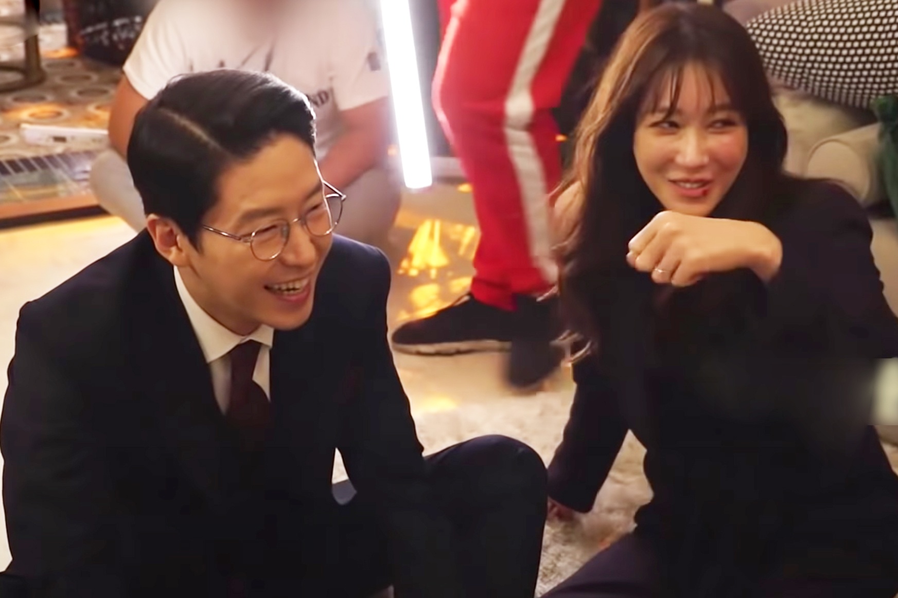 Trum phan dien ‘Penthouse' boi roi vi loi thoai bang tieng Anh hinh anh