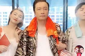 Nghe si Hong Kong bi chi trich khi livestream ban hang hinh anh