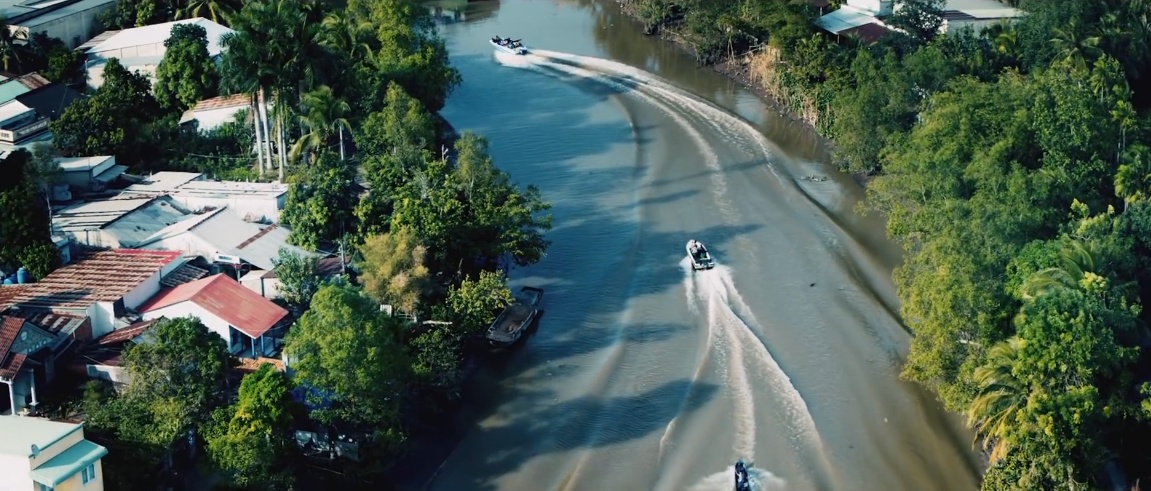 trailer Lat mat: 48h anh 1