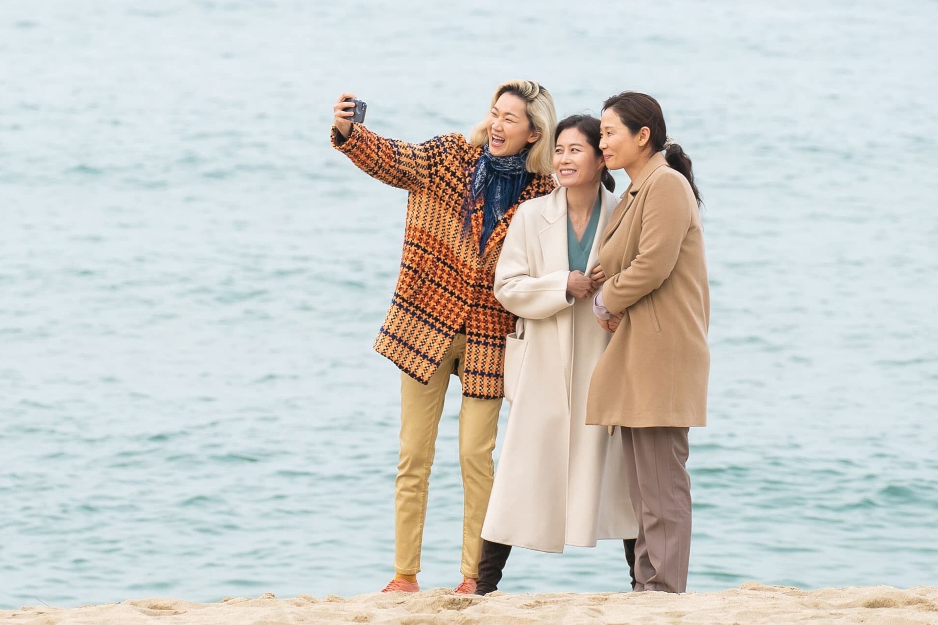 Phim ‘Three Sisters’ dan dau phong ve Han ngay ra mat hinh anh