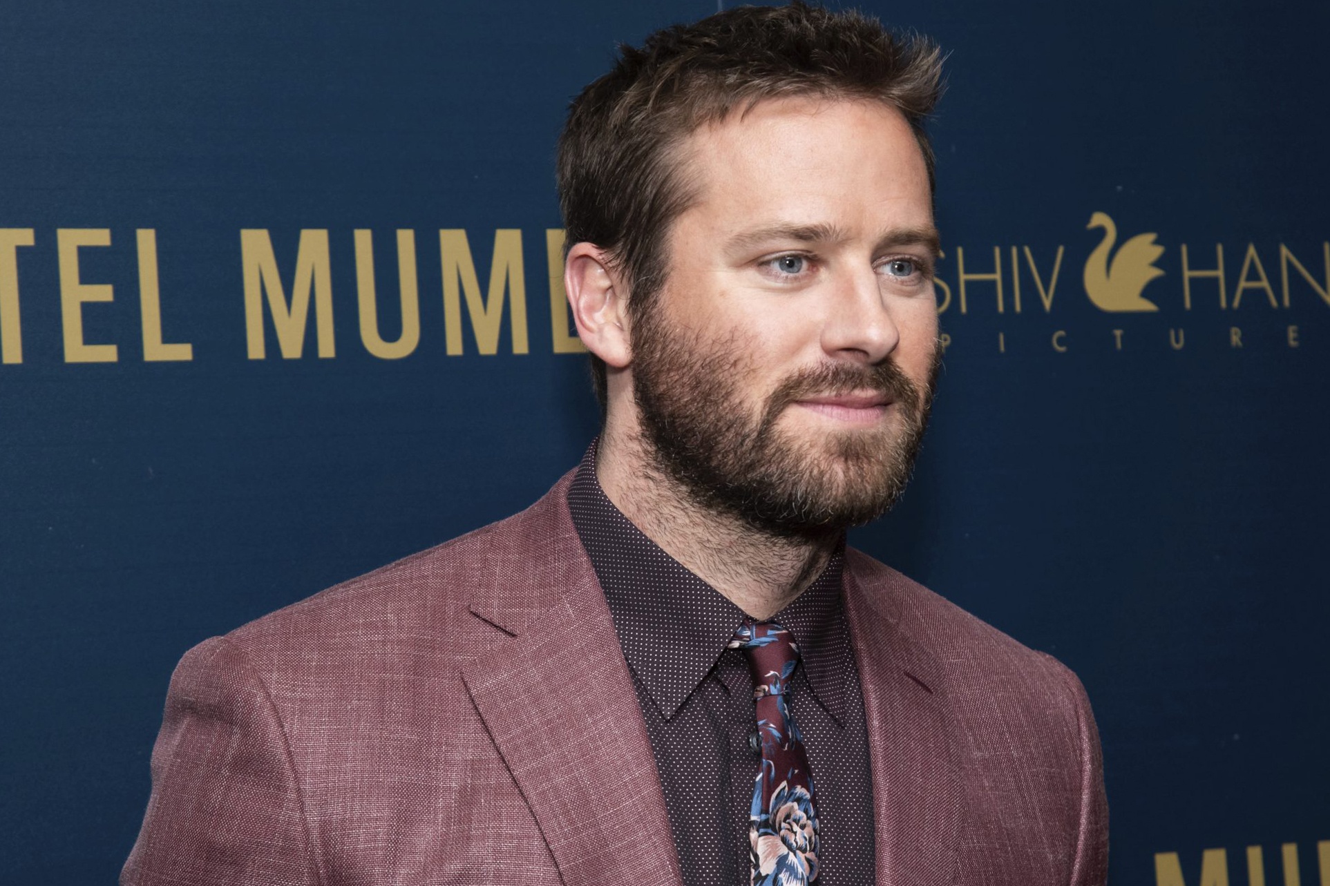 Sau be boi, Armie Hammer phai roi du an ve hau truong phim ‘Bo Gia’ hinh anh