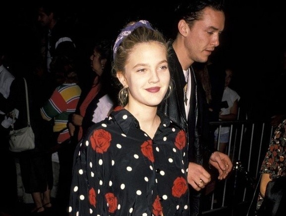 Drew Barrymore bi me dua vao trai tam than nam 13 tuoi hinh anh