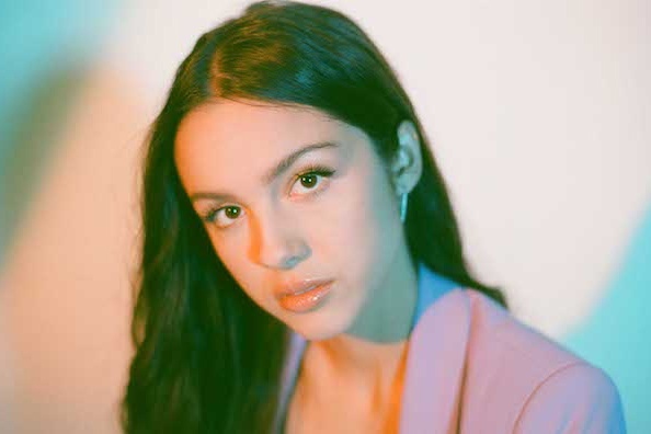 Ban hit cua nu ca si 18 tuoi thong tri bang xep hang Anh quoc 2 thang hinh anh