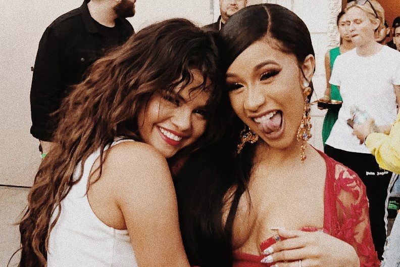 Cardi B can ngan Selena Gomez giai nghe ca hat hinh anh