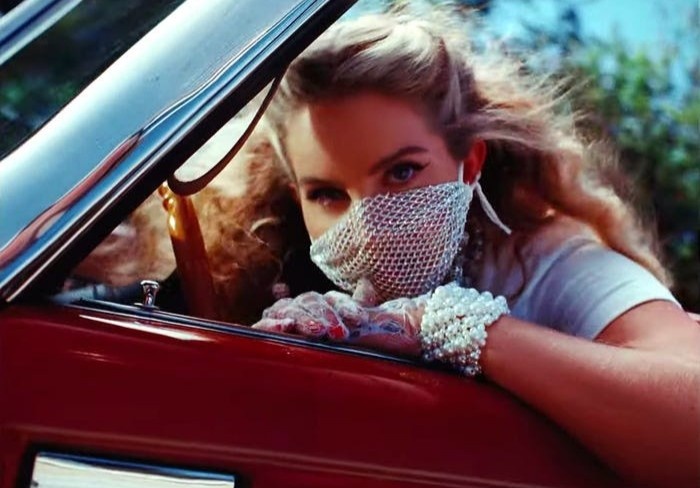 Lana Del Rey ra album dap tra du luan hinh anh