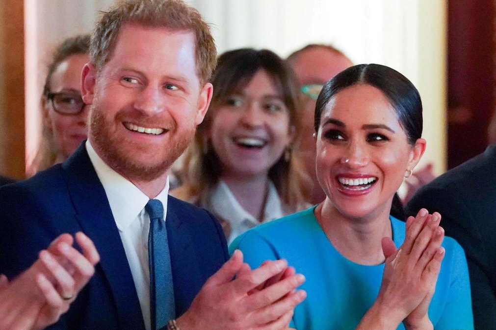 Chuyen roi hoang gia Anh cua vo chong Meghan Markle len phim hinh anh