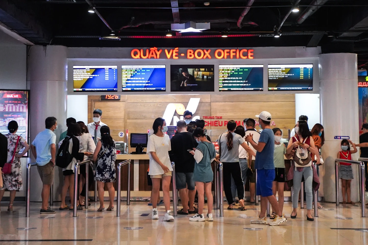 Rap phim dong duc dip nghi le anh 1