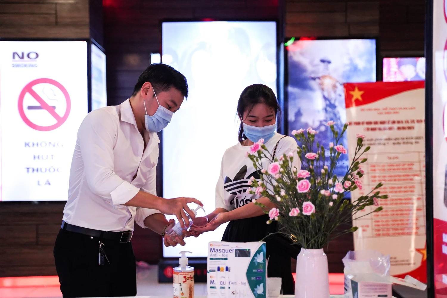 Rap phim dong duc dip nghi le anh 2