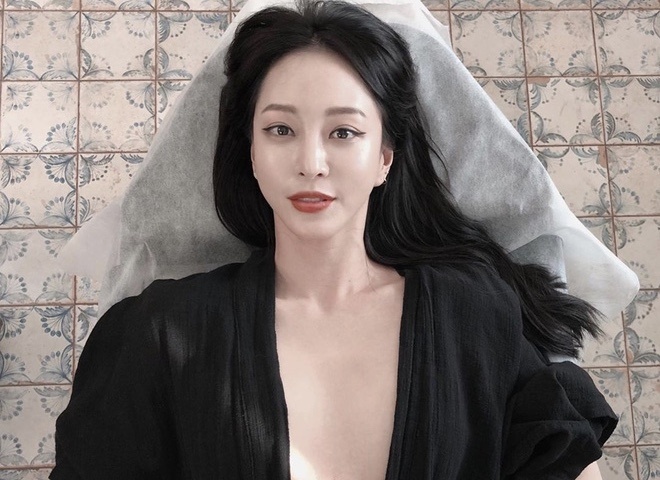 Han Ye Seul tiet lo qua khu lam viec o quan karaoke cua ban trai hinh anh