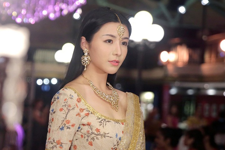 Phim Hong Kong dau tien ca hat, nhay mua theo phong cach An Do hinh anh