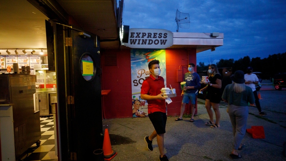 rap chieu phim drive-in anh 3